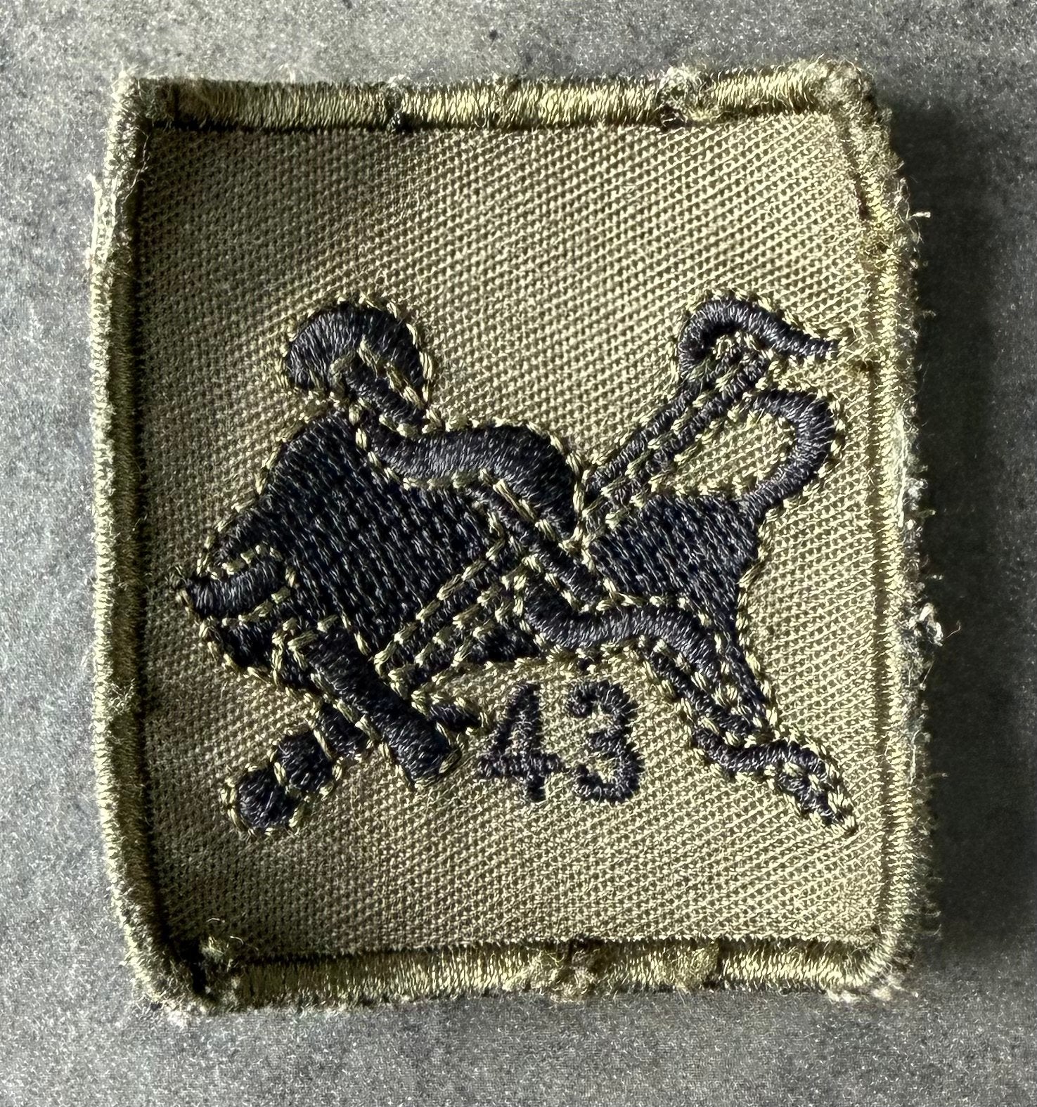 Borstembleem 43 Gemechaniseerde Brig. Geneeskundige Troepen, Verzamelen, Ophalen of Verzenden, Landmacht, Nederland, Embleem of Badge