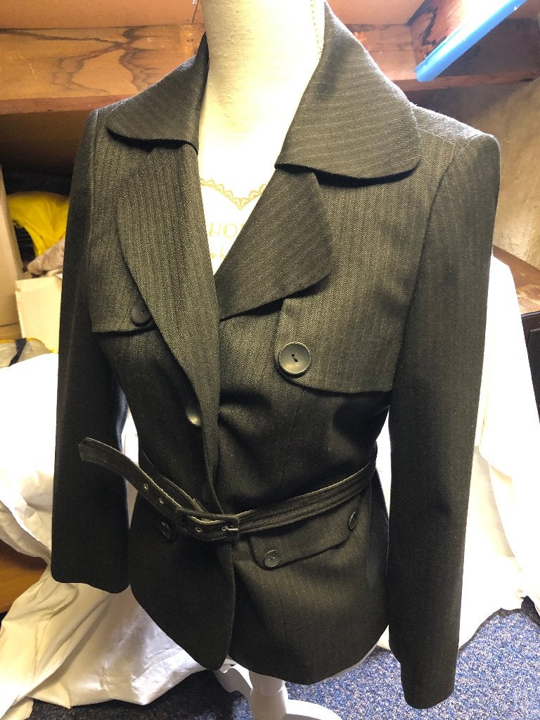 kort grijs jasje, Kleding | Dames, Jasjes, Kostuums en Pakken, Maat 38/40 (M), Promiss, Nieuw, Ophalen of Verzenden