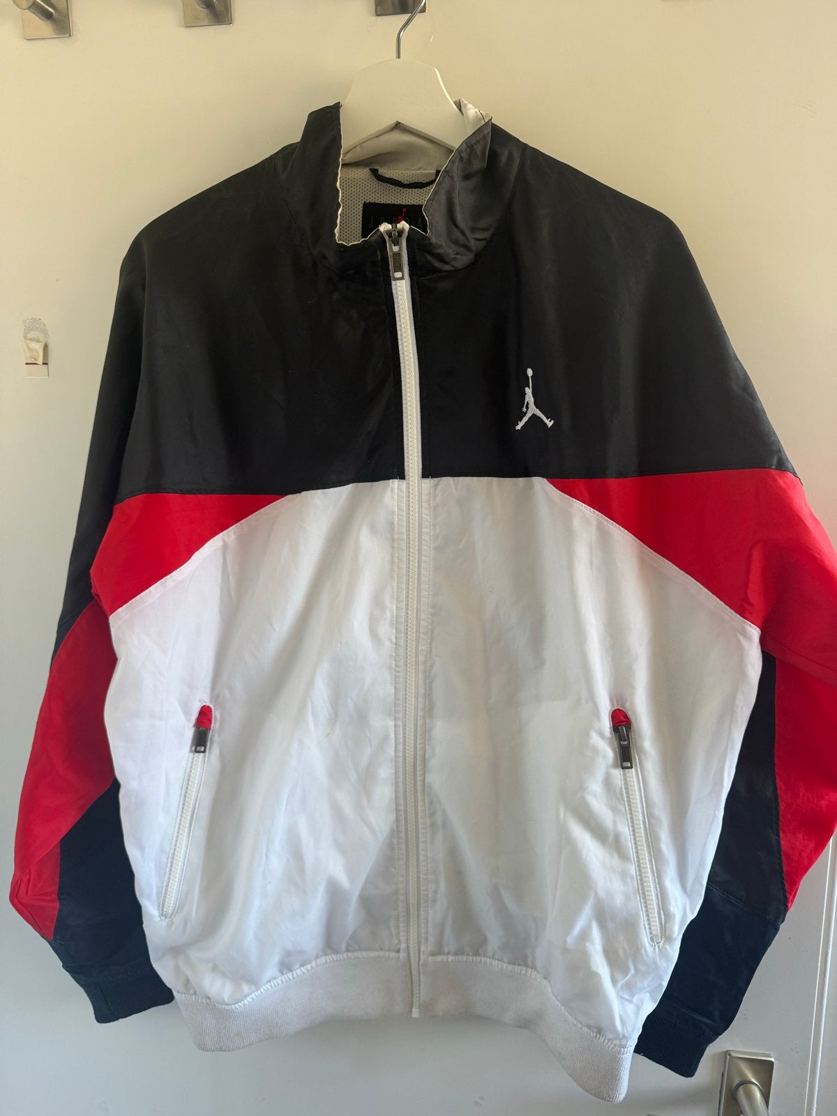 Nike Jordan Windjack Zwart Rood Wit Maat M, Ophalen of Verzenden, Zo goed als nieuw, Maat 48/50 (M), Zwart