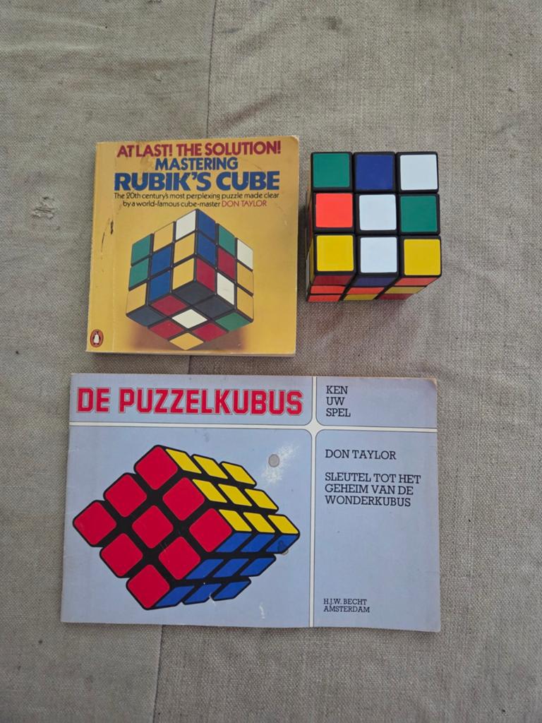 Rubiks cube met twee brochures, Ophalen of Verzenden, Minder dan 500 stukjes
