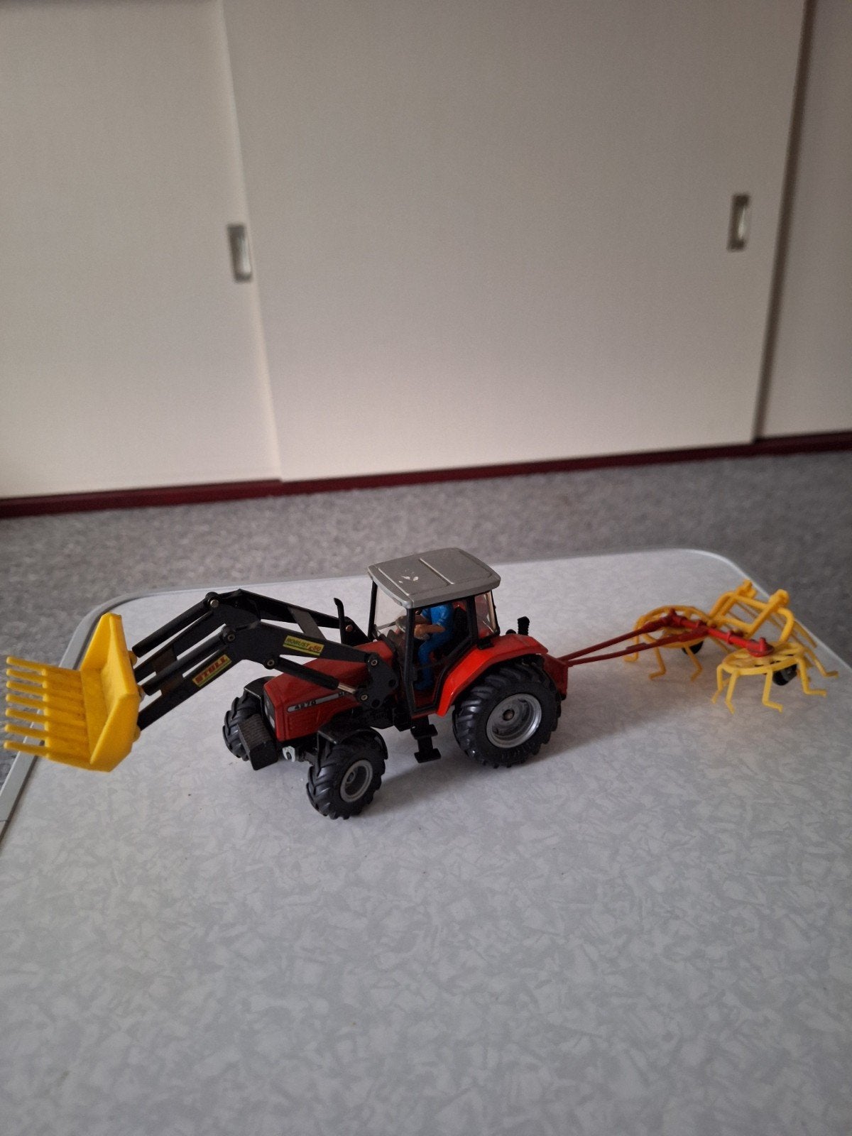 Speelgoed tractor met voorlader en hark, Ophalen of Verzenden, Gebruikt