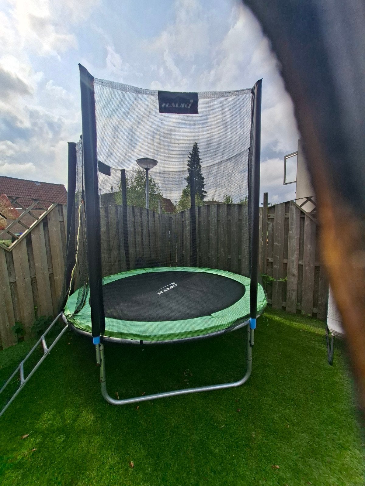 Trampoline 244 cm ( voor 50 euro) compleet met veiligheidsn, Ophalen, Zo goed als nieuw