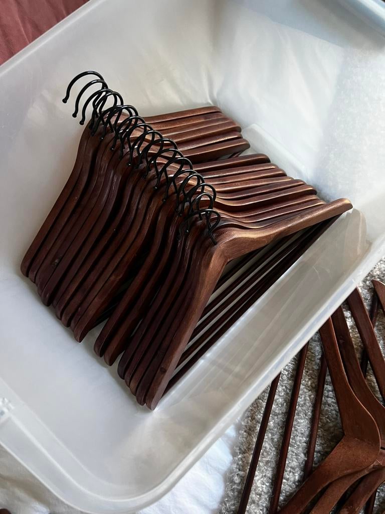 55 houten kledinghangers, Kleding | Dames, Kledinghangers, Ophalen, Zo goed als nieuw, Hout, Kinderen en Volwassenen