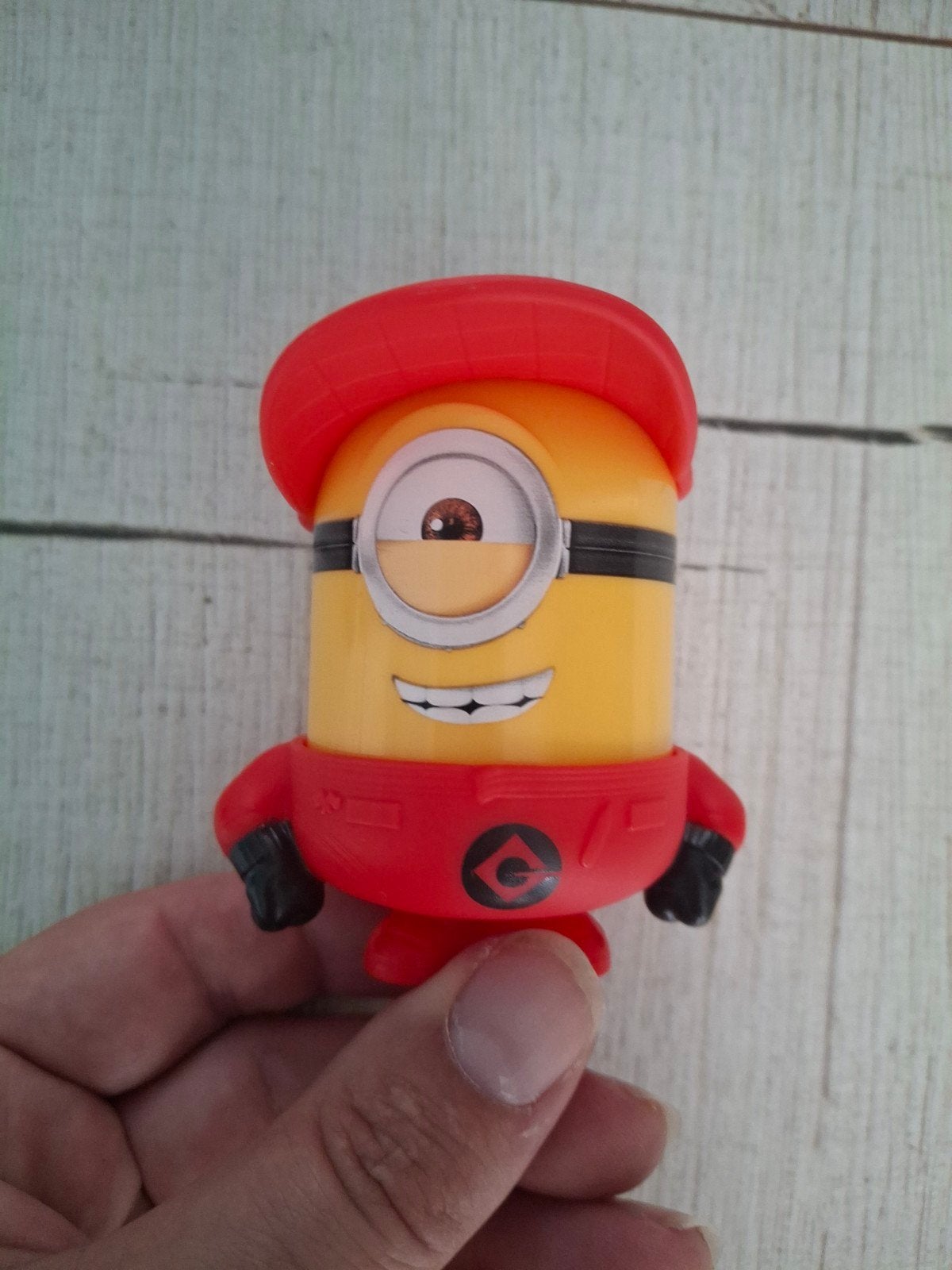 Minion figuur met rode pet en pakje, Ophalen of Verzenden, Gebruikt