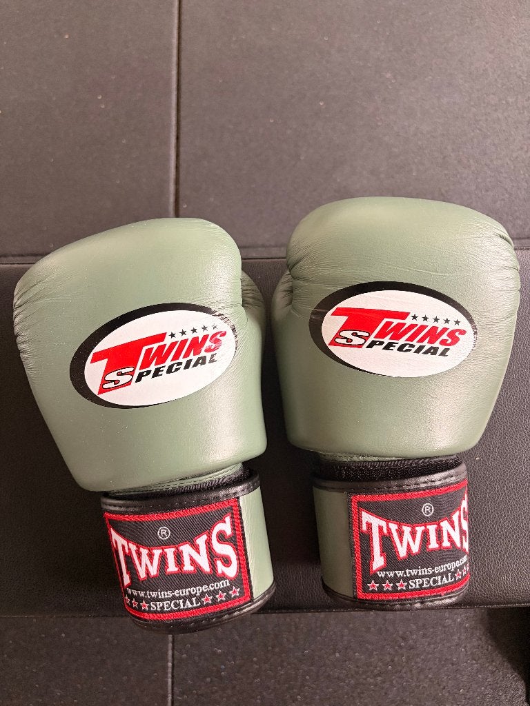 Twins kickbokshandschoenen 10oz, Ophalen, Zo goed als nieuw, Bokshandschoenen