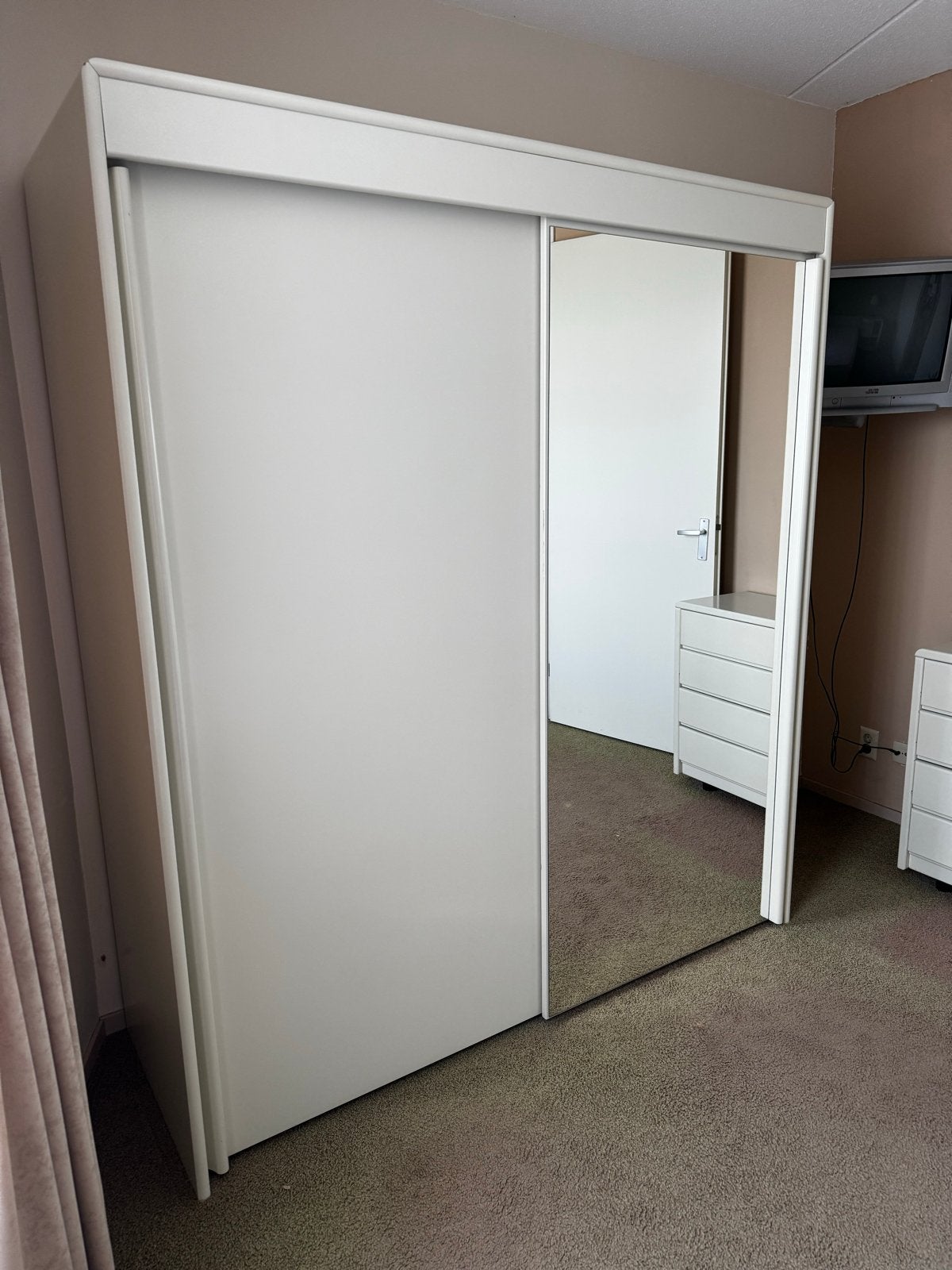 Witte Schuifdeurkast met Spiegel - 210x55x200 cm, Huis en Inrichting, Ophalen, Gebruikt, 200 cm of meer, Met deur(en)