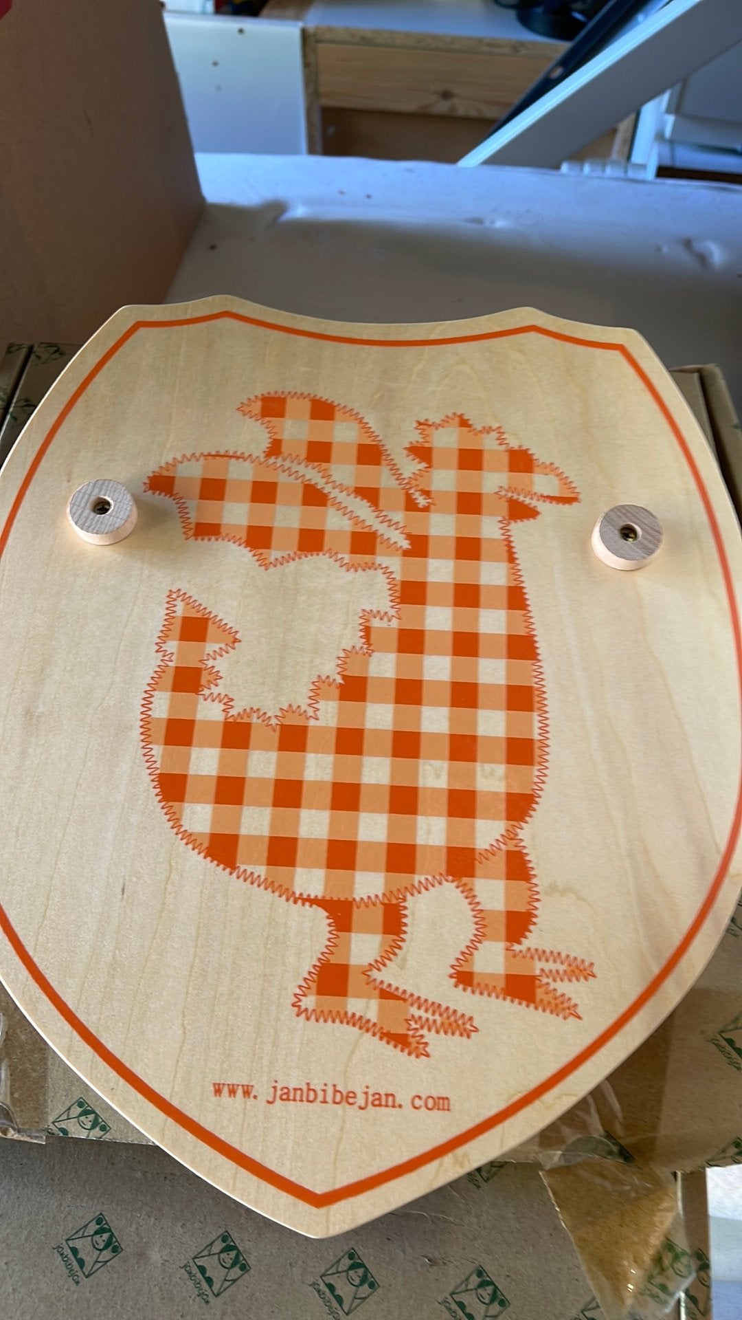 Houten ridderschild JANBINEJAN, Ophalen, Zo goed als nieuw