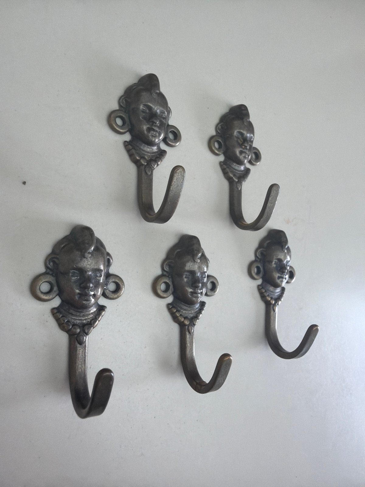 Set van 5 vintage messing wandhaken met gezichtjes, Gebruikt, Wandhaken, Ophalen of Verzenden, Minder dan 100 cm