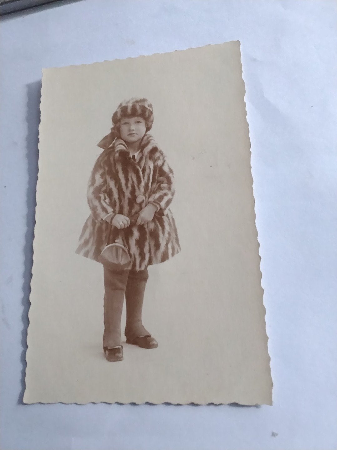 Oude foto van een meisje in bontjas en hoed, Ophalen of Verzenden