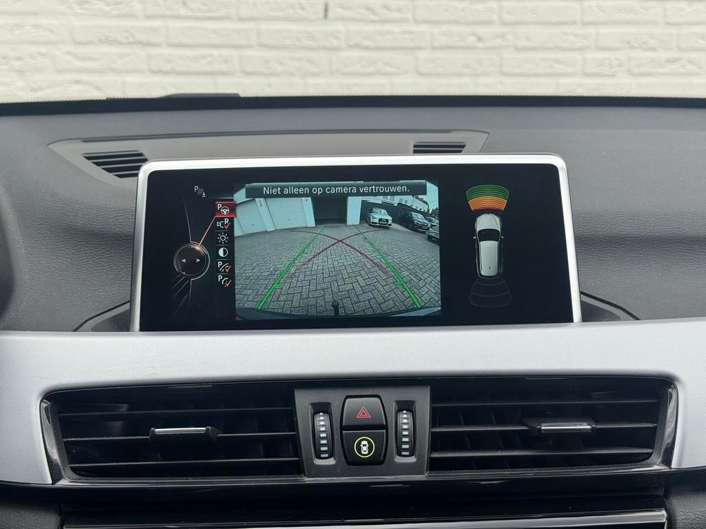 BMW X1 SDrive18i High Executive Camera Trekhaak 1700kg Clima, Auto's, Gebruikt, Bedrijf, 19 km/l, 3 cilinders