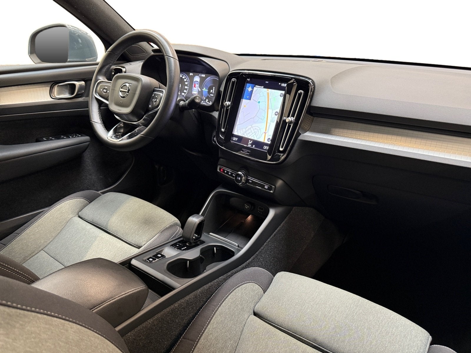 Volvo XC40 1.5 T4 Plug-in hybrid Core Bright I CarPlay I Cam, Automaat, Stof, Bedrijf, Grijs