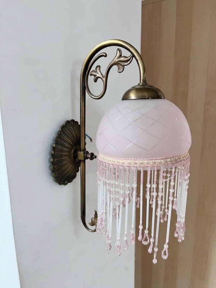 Sfeervolle Vintage Wandlamp met Roze Glazen Kap & Kraaltjes, Huis en Inrichting, E14 (klein), Ophalen of Verzenden, Wandlamp, Goud