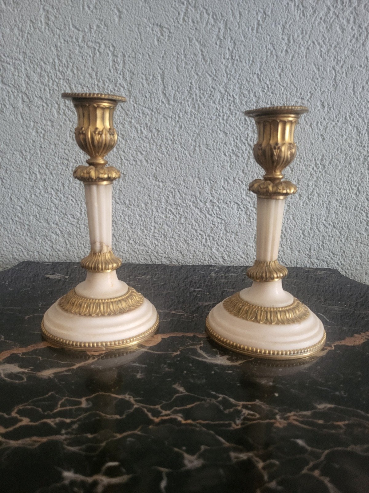 Twee empire kandelaars van marmer met vuurverguld brons, Antiek en Kunst, Antiek | Kandelaars, Ophalen of Verzenden, Koper of Brons