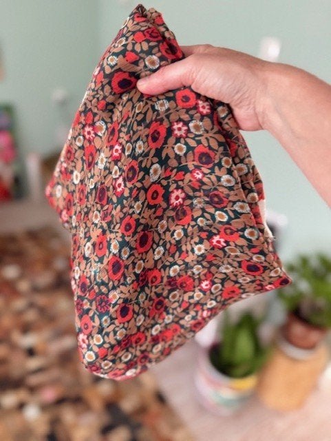 Stof donkergroen rood bruin bloemetjes retro vintage, Overige materialen, 120 cm of meer, Nieuw, Ophalen of Verzenden
