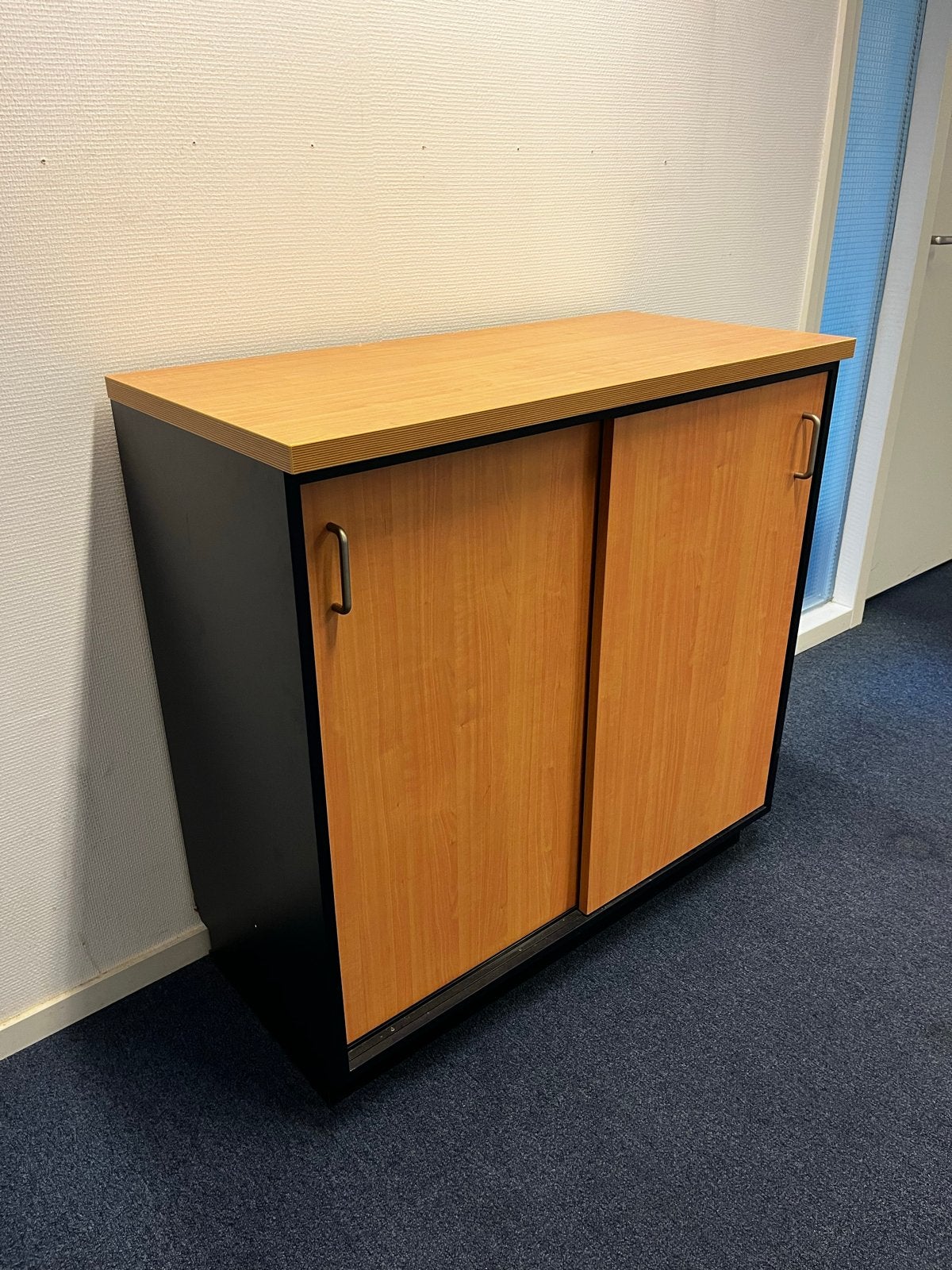 Opbergkast met schuifdeuren - Hout en Zwart, Huis en Inrichting, Kasten | Overige, Ophalen, Gebruikt