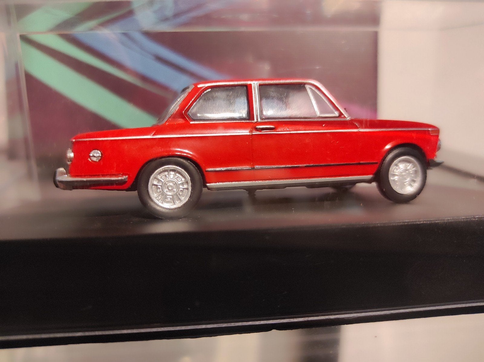 BMW 1602 1974 oranjerood 1:43 in vitrinedoosje, Ophalen of Verzenden, Auto, Overige merken