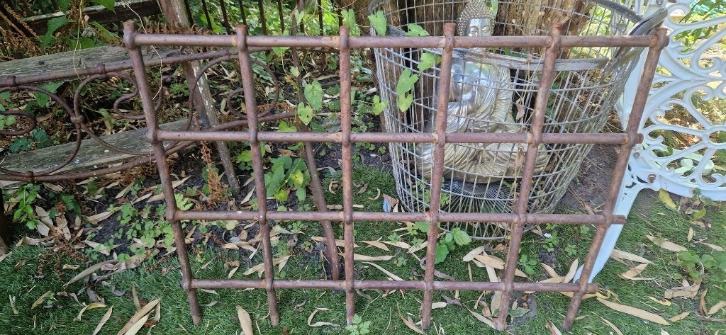 Oud Italiaans smeedijzeren vensterhek (brocante), Tuin en Terras, Ophalen, Gebruikt, IJzer, Sierhekwerk