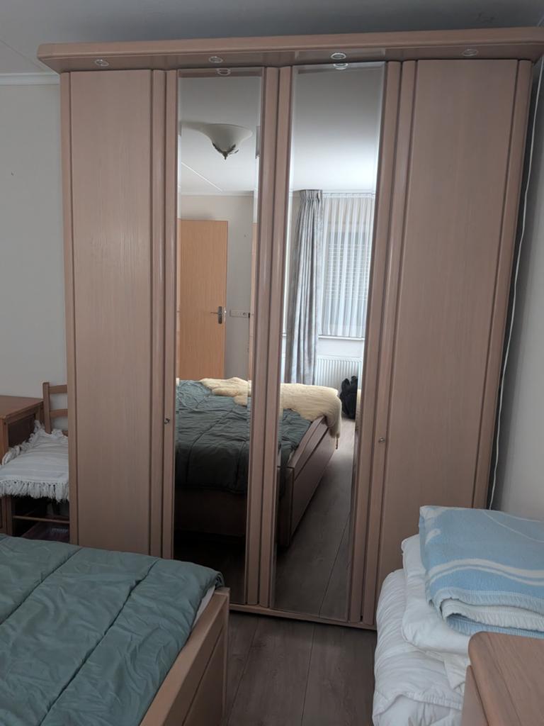 Ruime kledingkast met spiegeldeuren, Huis en Inrichting, Kasten | Kledingkasten, Met deur(en), Gebruikt, 200 cm of meer, 150 tot 200 cm