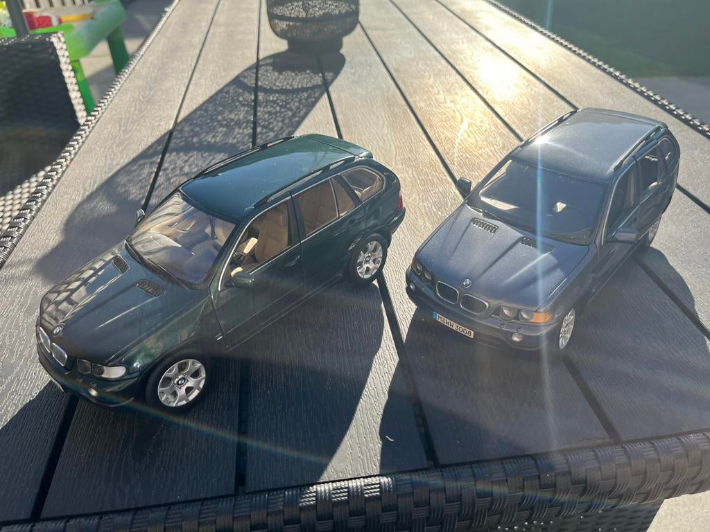 2x BMW X5 E53 1x 4.4 groen 1x 3.0d grijs Kyosho dealer ed., Hobby en Vrije tijd, Modelauto's | 1:18, Gebruikt, Auto, Kyosho, Ophalen of Verzenden