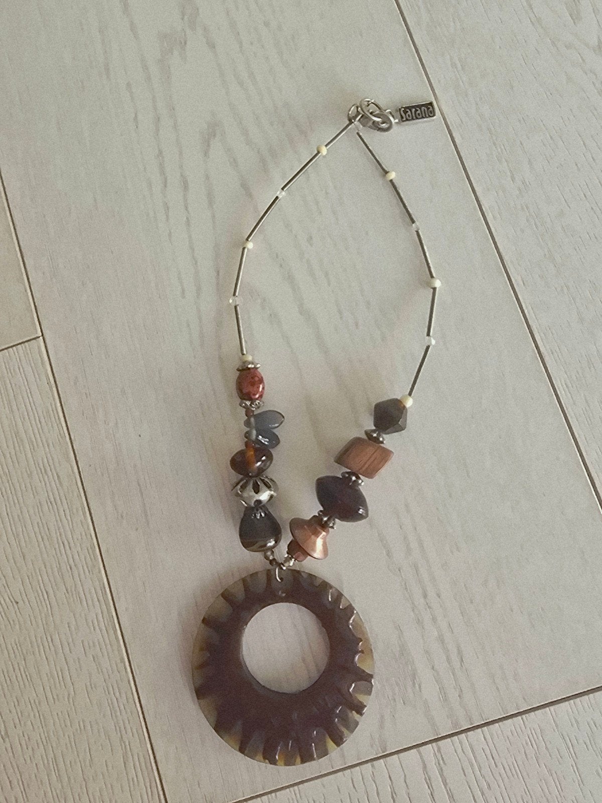 Sarana ketting met hanger en diverse kralen, Met hanger, Gebruikt, Bruin, Ophalen of Verzenden