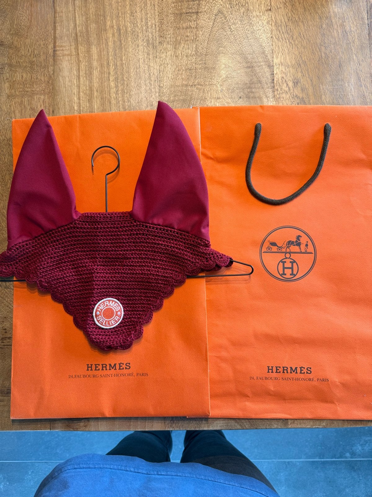 Hermes oornetje bordeaux rood, Dieren en Toebehoren, Ophalen of Verzenden, Zo goed als nieuw, Springen