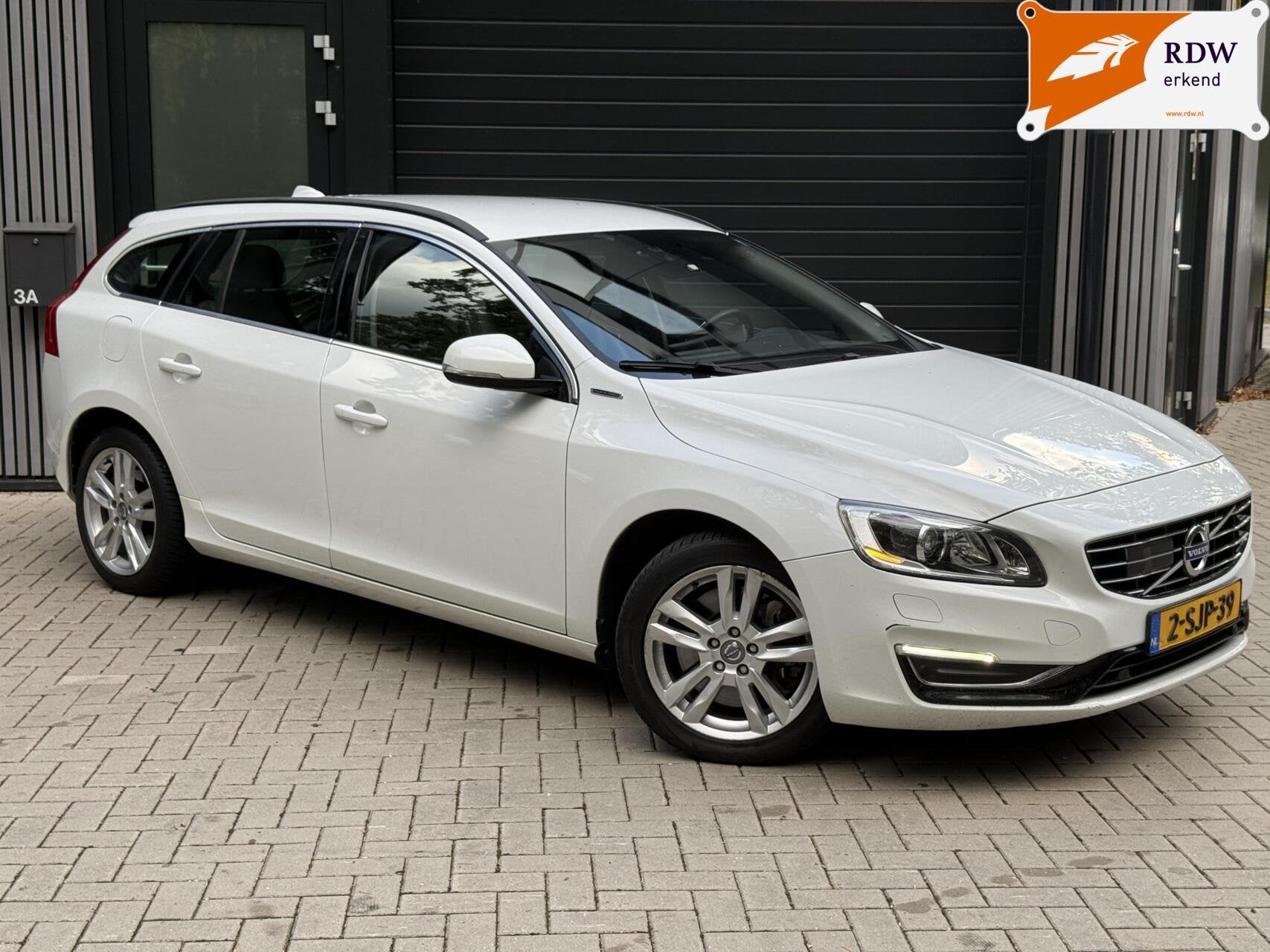 Volvo V60 2.4 D6 AWD Plug-In Hybrid Summum, Auto's, Automaat, Zwart, Vierwielaandrijving, 212 €/maand