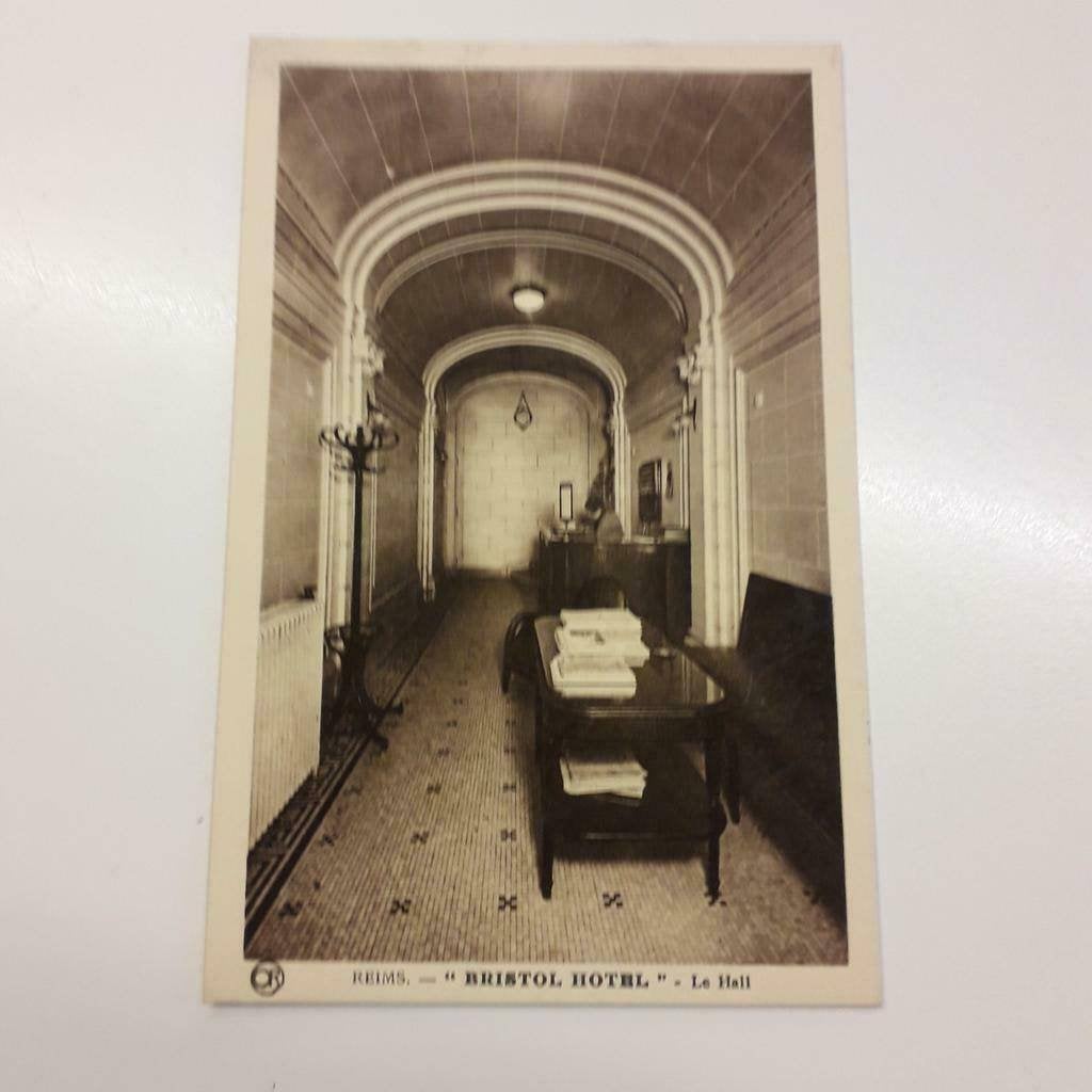 Hotel Bristol te Reims Frankrijk ca 1947. hotelinterieur