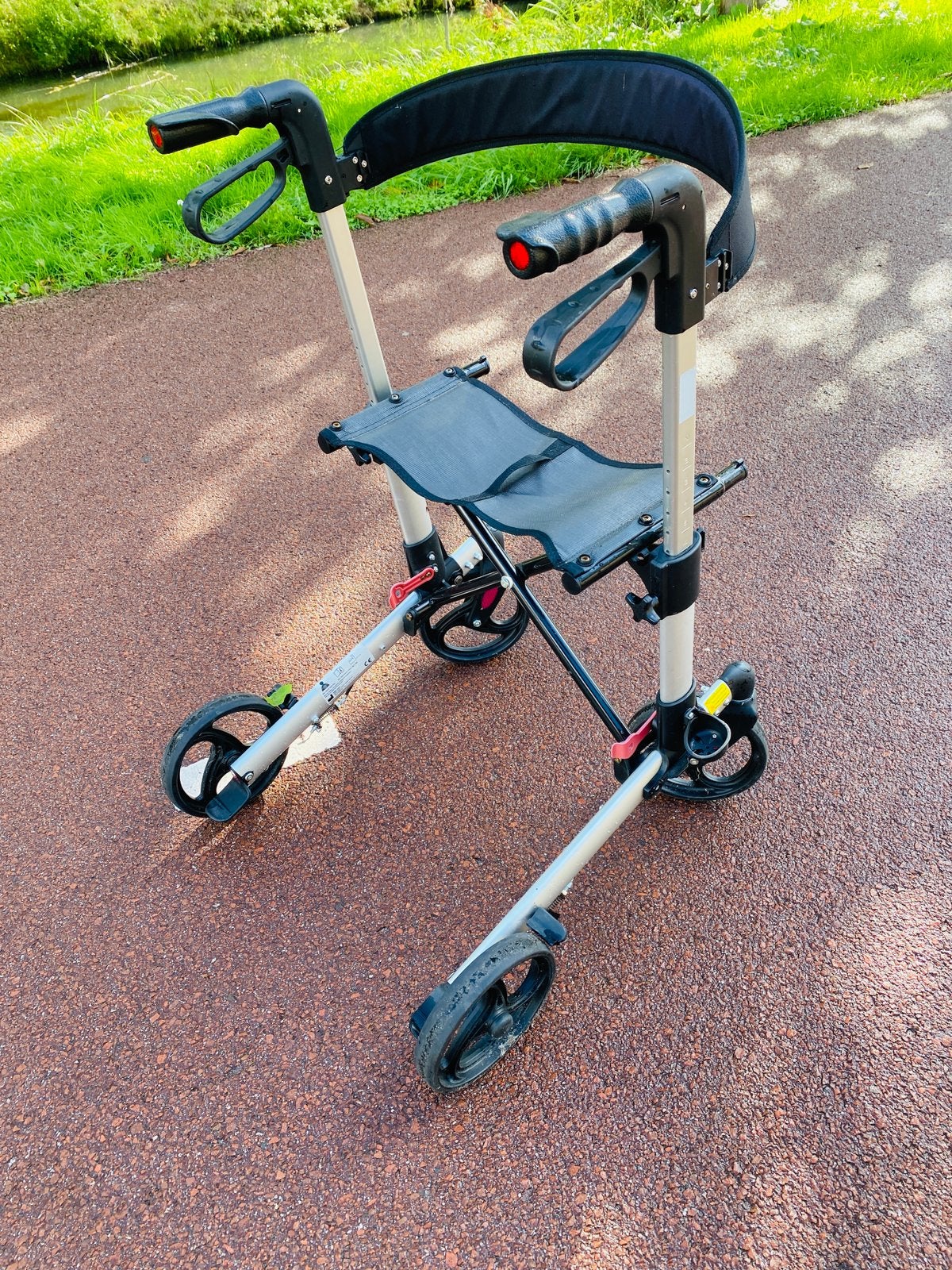 Lichtgewicht opvouwbare rollator met zitje en remmen, Ophalen of Verzenden, Lichtgewicht, Zo goed als nieuw