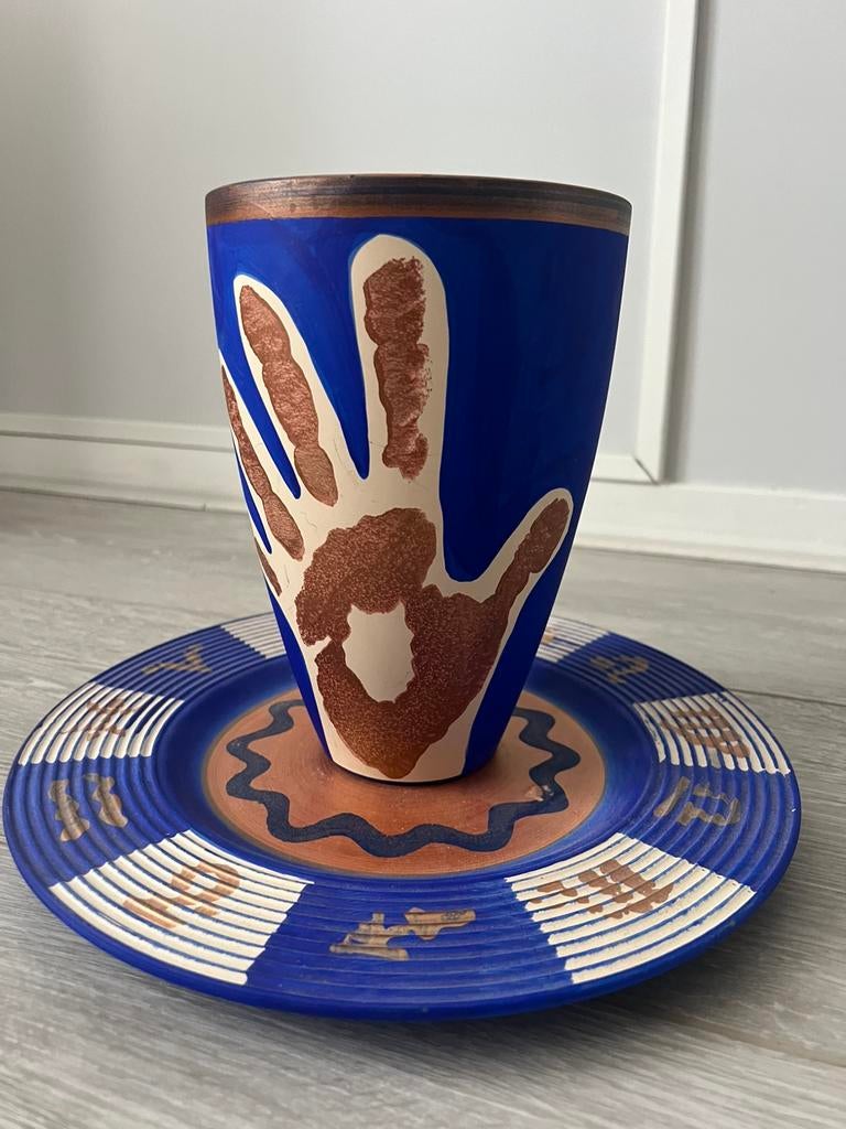 Handgemaakte keramieken beker met schotel – opvallend design, Antiek en Kunst, Antiek | Keramiek en Aardewerk, Ophalen