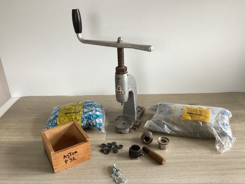 Knopenmachine Astor 51, Ophalen of Verzenden, Gebruikt, Knoop of Knopen