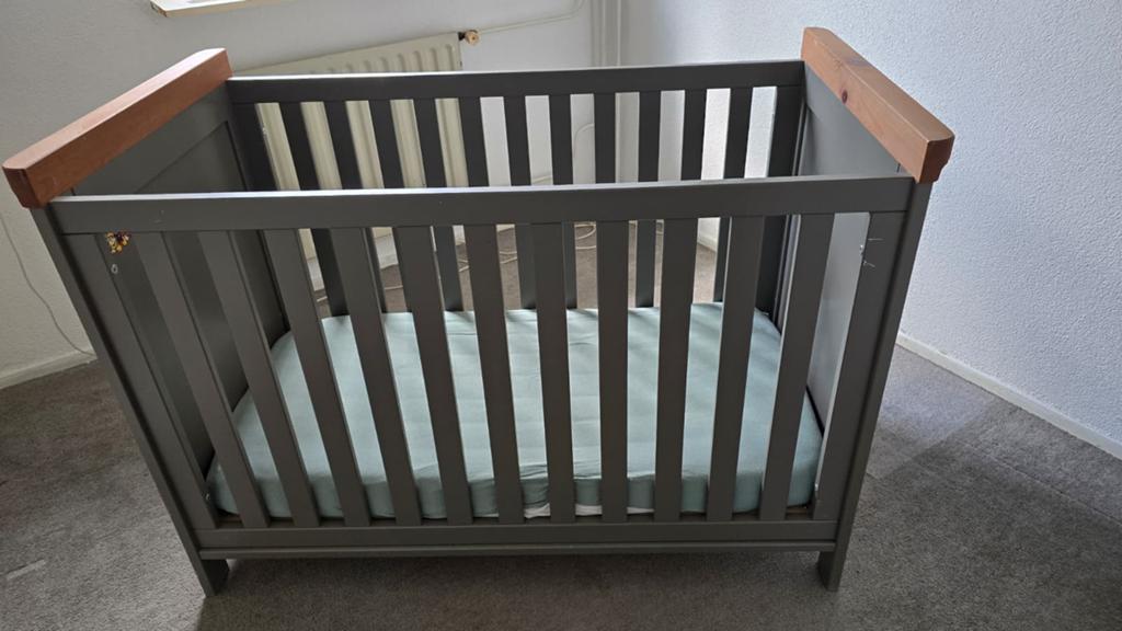 Kidsmill ledikant grijs hout, Kinderen en Baby's, Babywiegjes en Ledikanten, Ophalen, Gebruikt, Ledikant