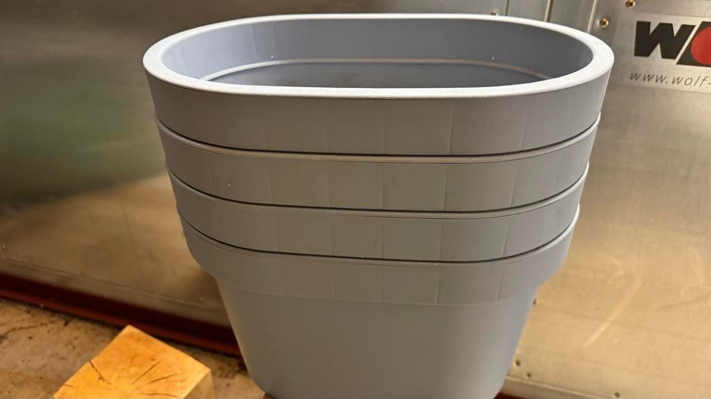 Set van 4 grijze kunststof bloempotten voor balkon/tuin, Tuin en Terras, Bloempotten, Kunststof, Balkon, Zo goed als nieuw, Minder dan 40 cm