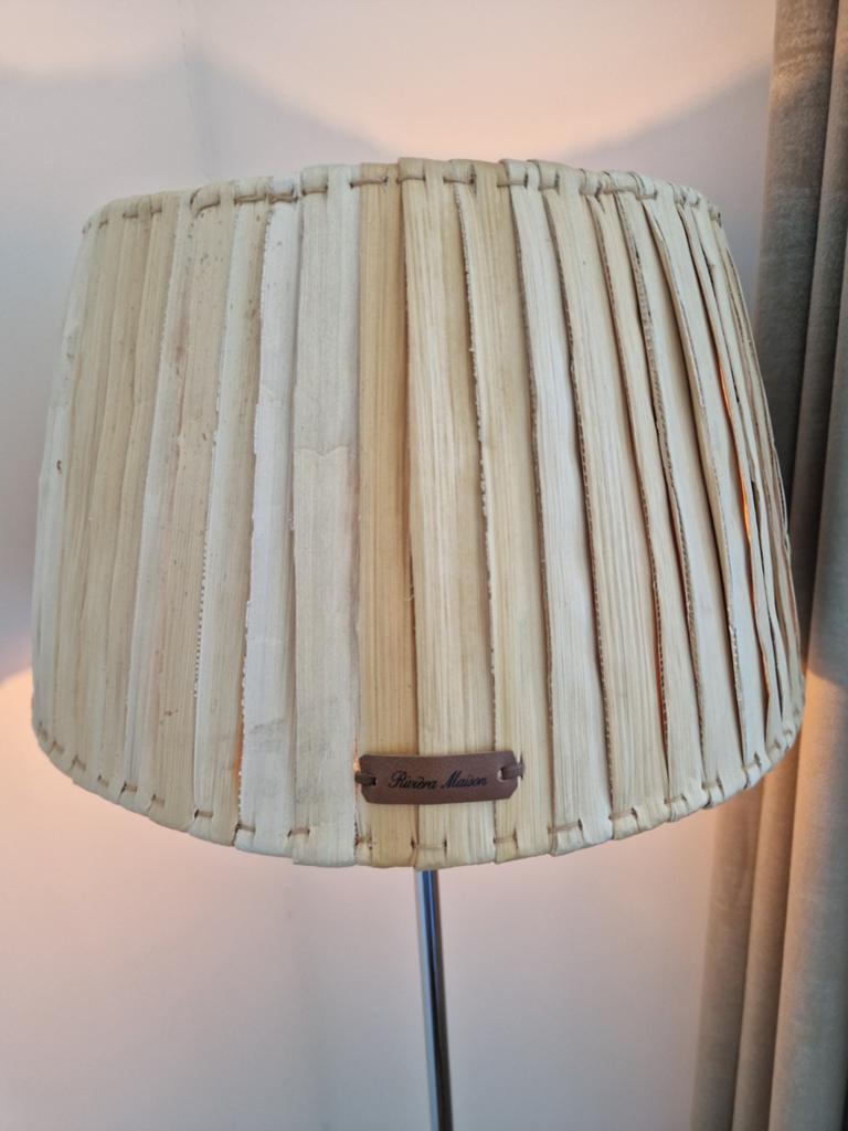 Riviera Maison Vloerlamp met rieten kap, Huis en Inrichting, Lampen | Vloerlampen, Ophalen, Gebruikt, 100 tot 150 cm, Overige materialen