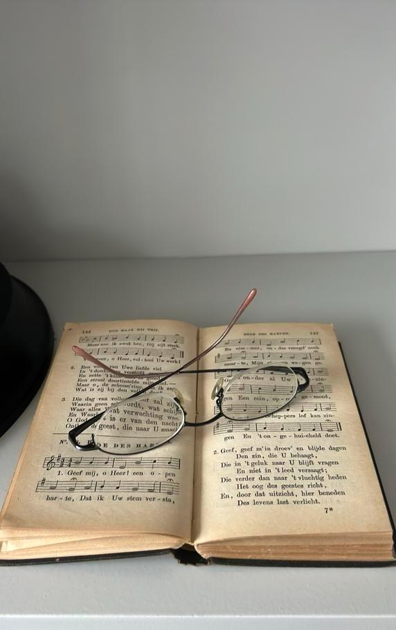 Oud Bijbeltje met brilletje, Antiek en Kunst, Antiek | Boeken en Bijbels, Ophalen of Verzenden