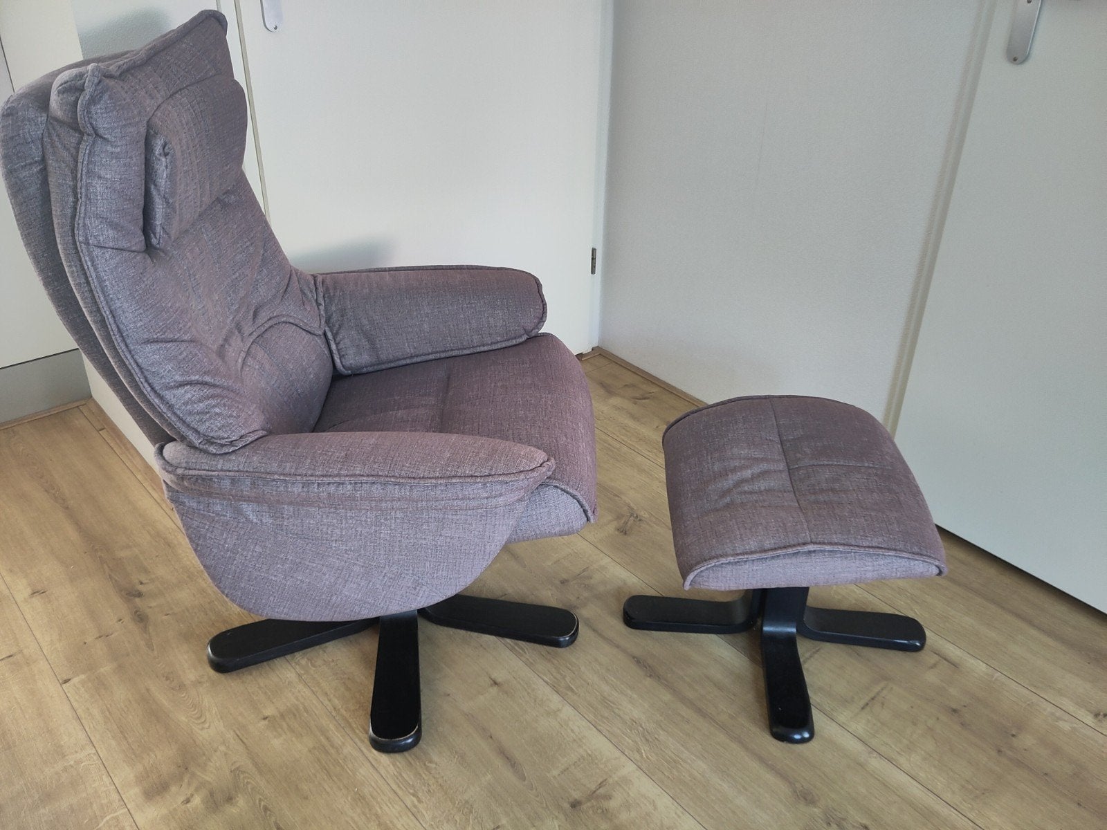 Gratis afhalen: draaifauteuil  en voetsteun, Ophalen, Gebruikt, Minder dan 75 cm, Stof