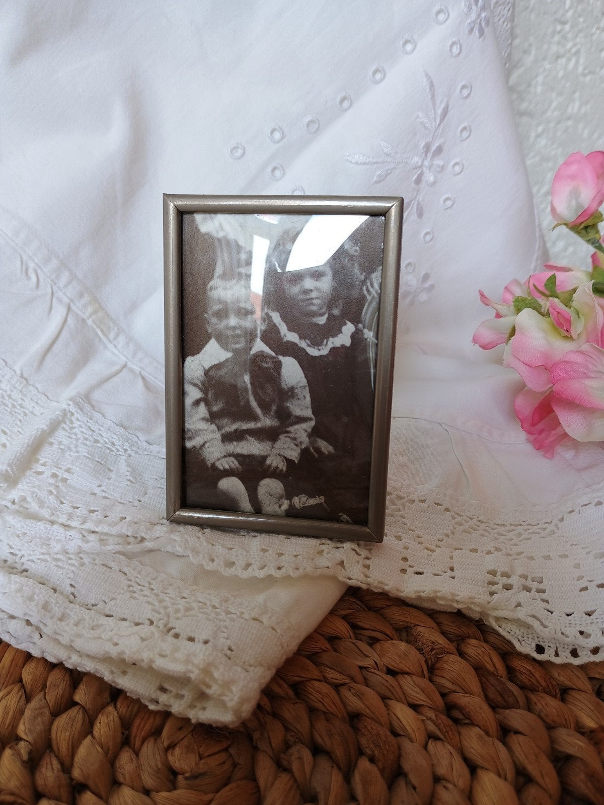 Klein oud fotolijstje met bol glas ( nr.1), Ophalen of Verzenden