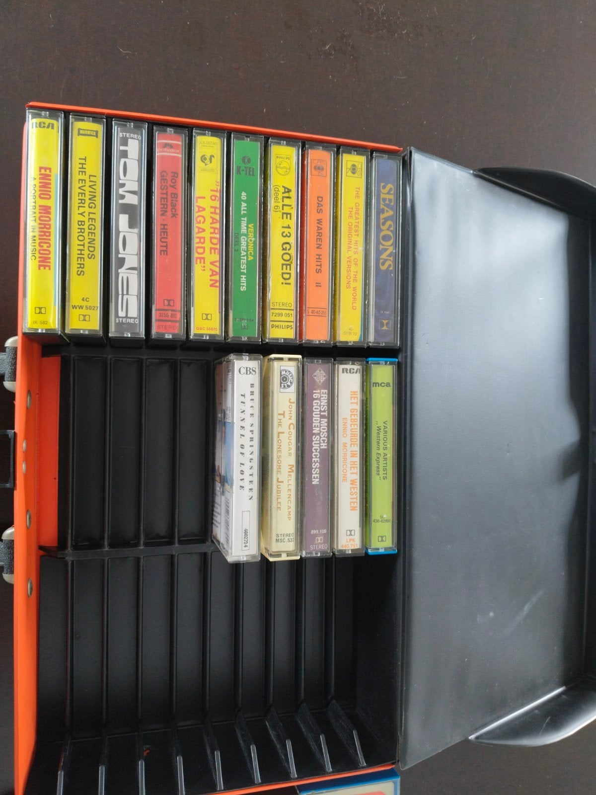 Partij van 16 diverse muziekcassettes met bewaardoos, Ophalen, Gebruikt, 2 t/m 25 bandjes, Voorbespeeld