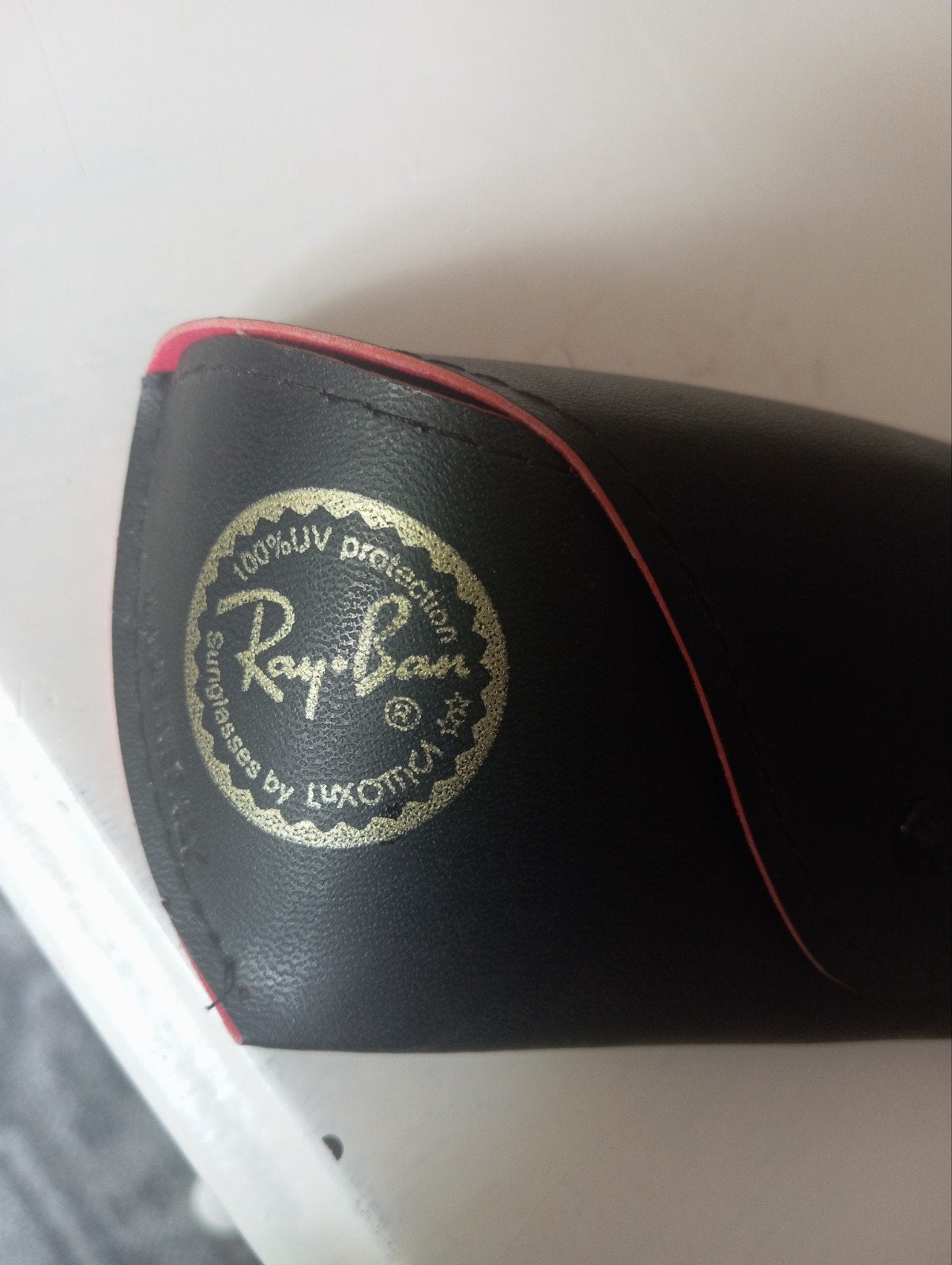 Ray-Ban zonnebrilhoesje - Zwart met rood interieur, Gebruikt, Zonnebril, Zwart, Ophalen of Verzenden