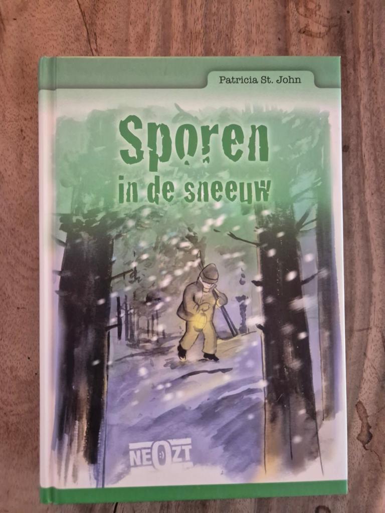 Sporen in de sneeuw - Patricia St. John (kinderboek), Boeken, Ophalen of Verzenden, Zo goed als nieuw, Patricia St. John, Fictie algemeen