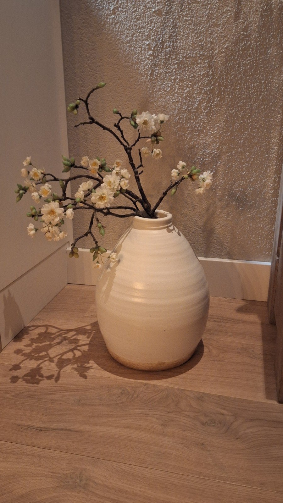 Witte vaas met bloesemtakken, Huis en Inrichting, Ophalen, Gebruikt, Wit, Inclusief decoratie
