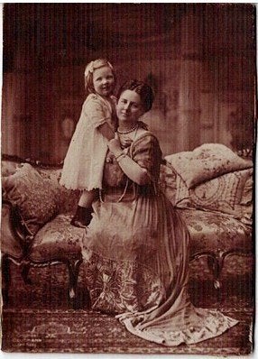 Antieke foto: koningin Wihelmina en prinses Juliana, Ophalen of Verzenden, Gebruikt, Nederland, Kaart, Foto of Prent