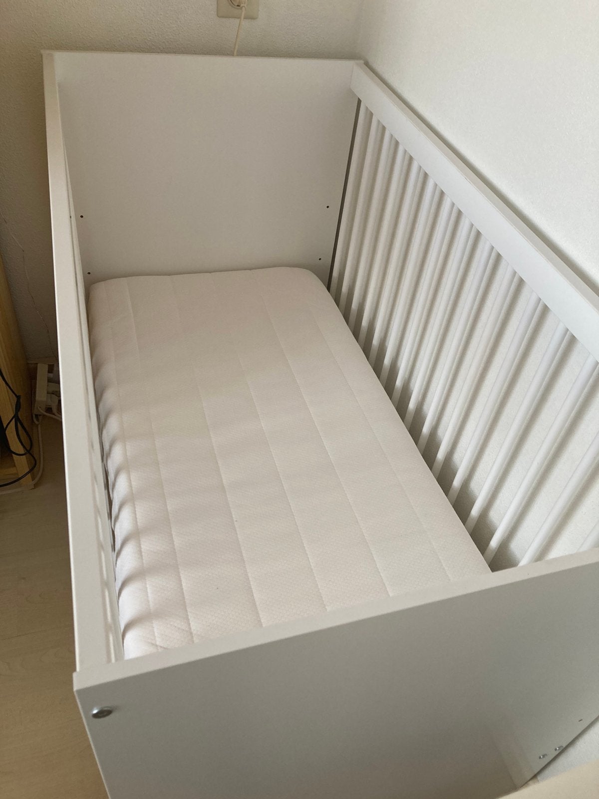 Ikea ledikantje en commode ., Kinderen en Baby's, Kinderkamer | Bedden, Ophalen, Zo goed als nieuw, Minder dan 140 cm, Matras