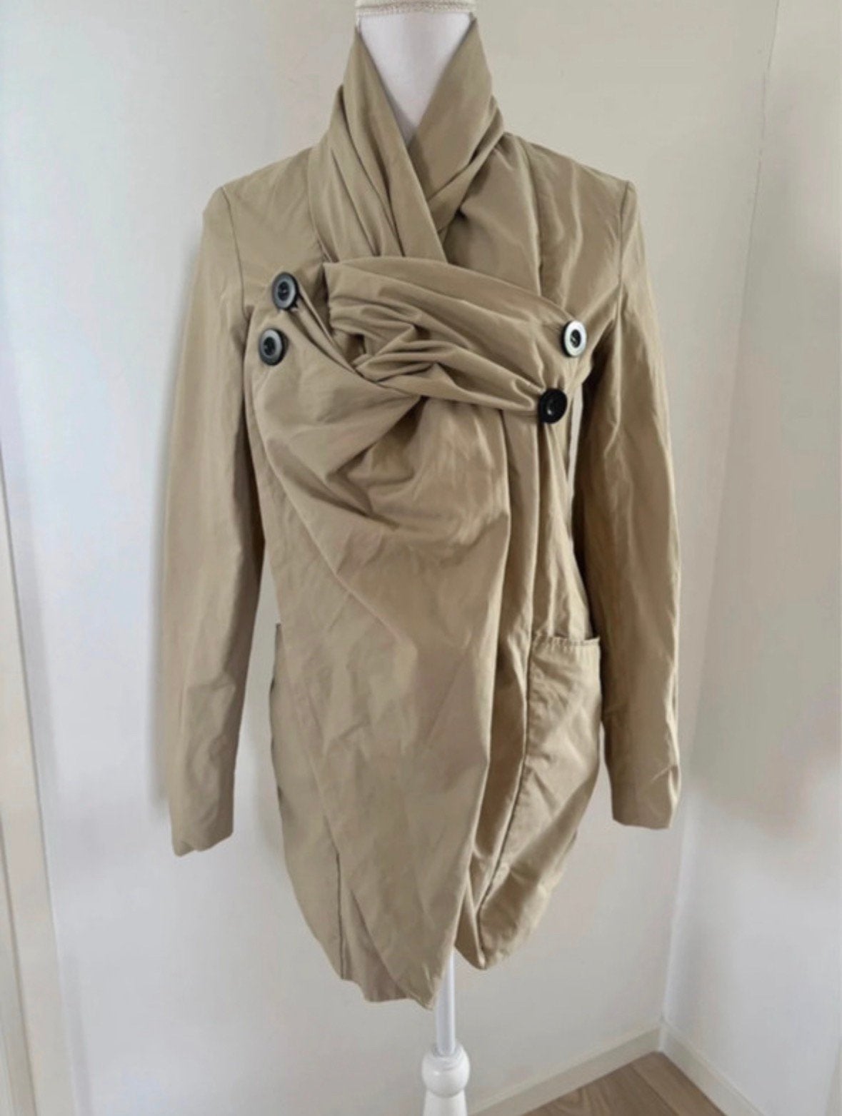 Ongedragen! MbyM tussen-/herfstjas - maat 34/XS, Ophalen of Verzenden, Nieuw, Maat 34 (XS) of kleiner, Beige