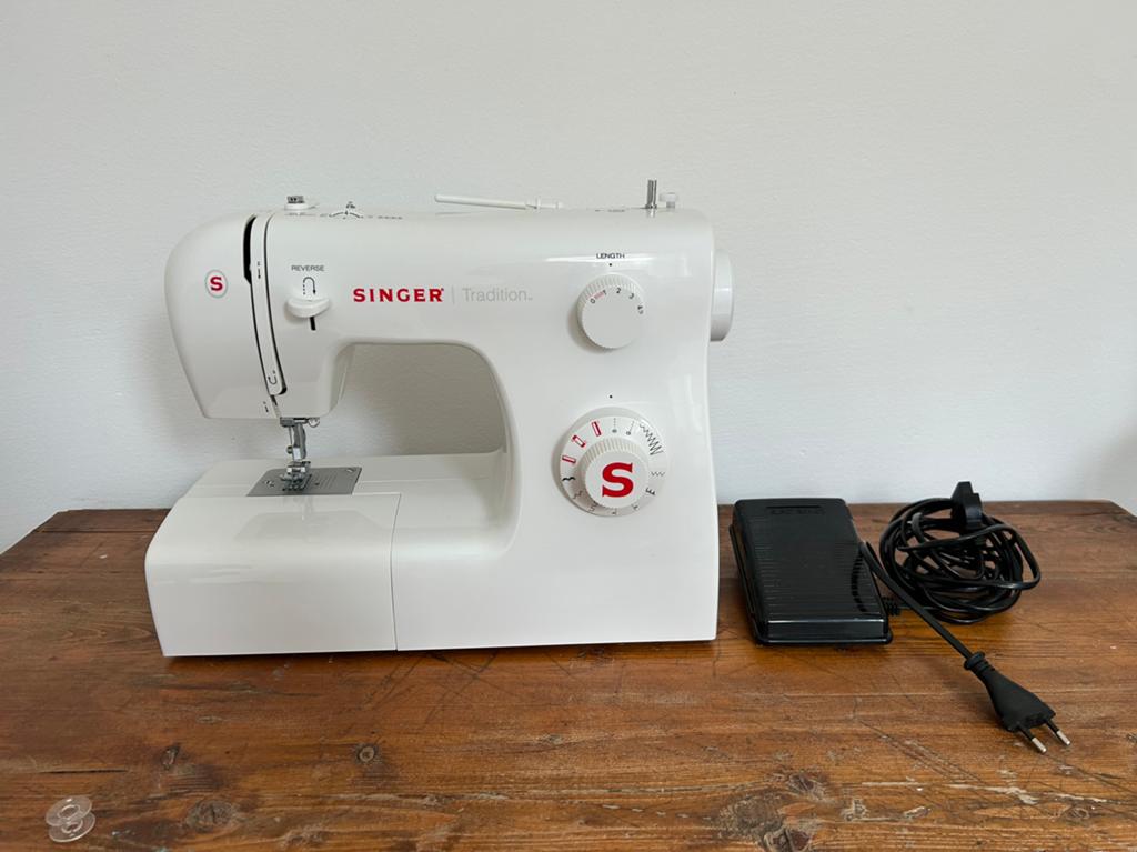 Singer Tradition 2250 naaimachine, Hobby en Vrije tijd, Naaimachines en Toebehoren, Ophalen, Zo goed als nieuw, Naaimachine, Singer