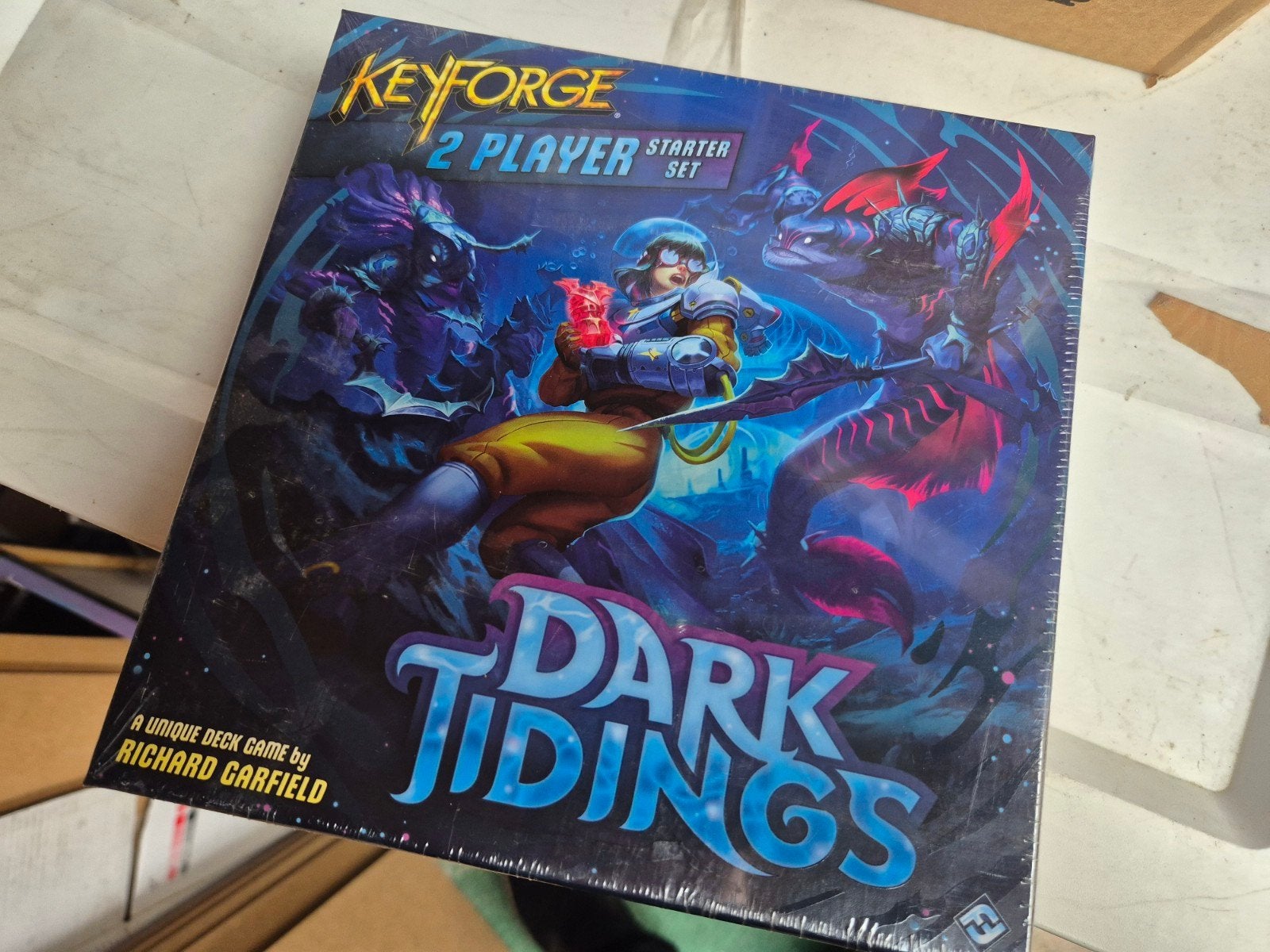 KeyForge Dark Tidings 2 Player Starter Set - Nieuw, Ophalen of Verzenden, Nieuw, Starterdeck