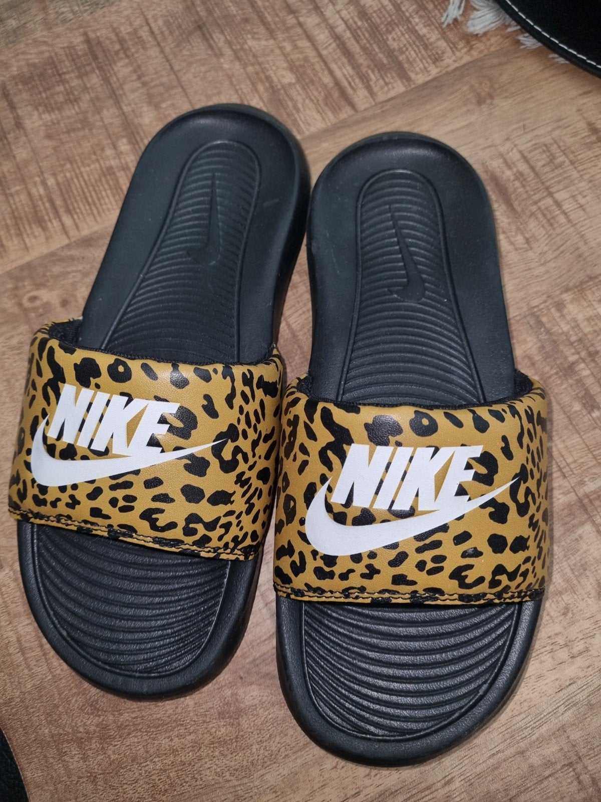 Nike slippers 35,5, Ophalen of Verzenden, Nieuw