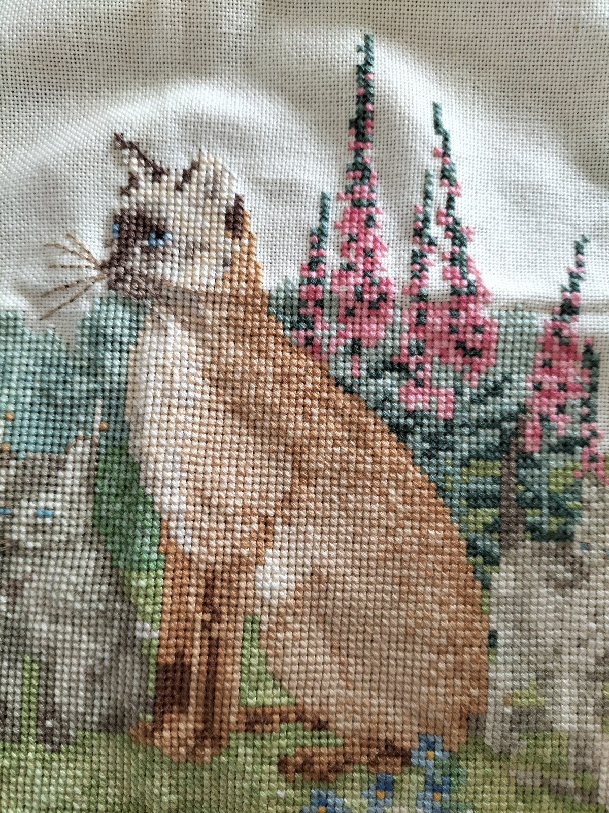 Borduurwerk met katten en bloemen, handgemaakt, Ophalen of Verzenden, Gebruikt, Handborduren, Borduurpakket