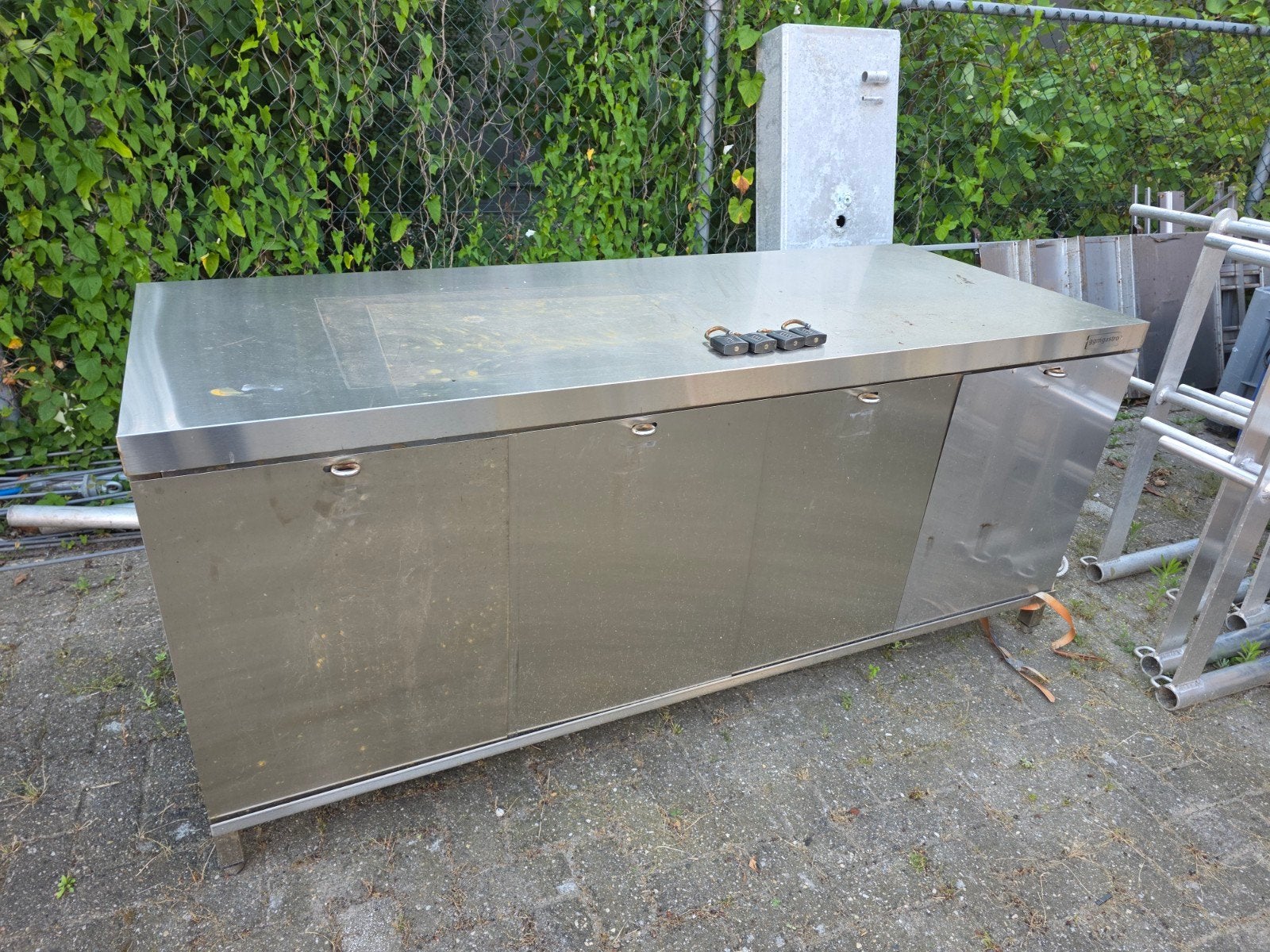 Metalen kist / werkbank met hangsloten (200x80x86cm), Ophalen, Onbekend, Onbekend, Onbekend