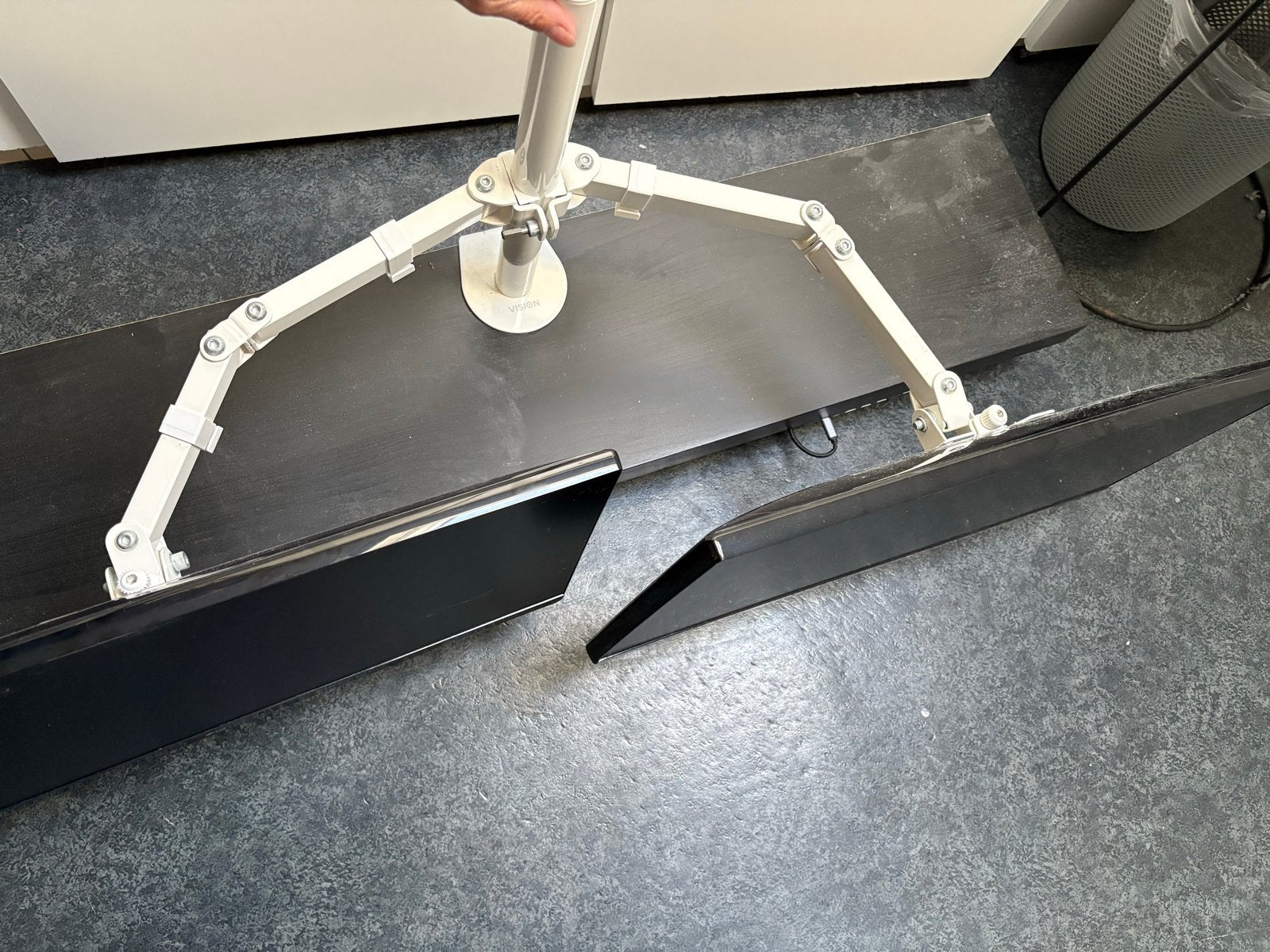 2x LG monitoren met ophangbeugel, Ophalen, Zo goed als nieuw, HDMI, Kantelbaar