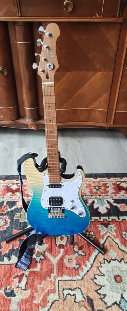 Flight Electric Ukulele - Blauw/Geel Sunburst, Overige merken, Met versterker, Ophalen of Verzenden, Zo goed als nieuw